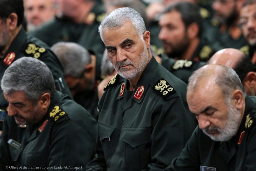 Le général Qassem Soleimani (au centre), le chef de la force d’élite Al-Qods de l’Iran, assiste à une réunion le 18 septembre