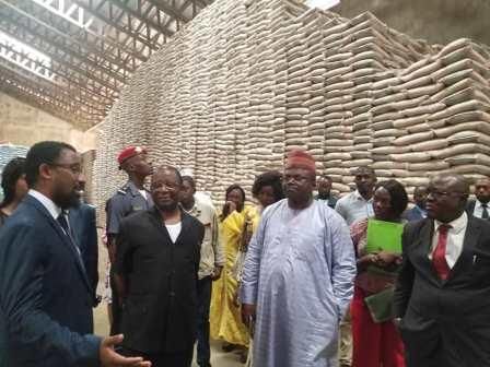 Le ministre du Commerce (au centre), récemment dans un magasin de stockage à Douala.