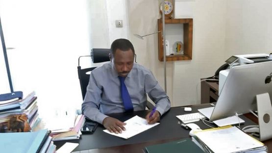 Mahamat Hamid Koua, ministre du Pétrole, des Mines et de l'Énergie signant le cadre du programme de pays (CPF) du Tchad pour 