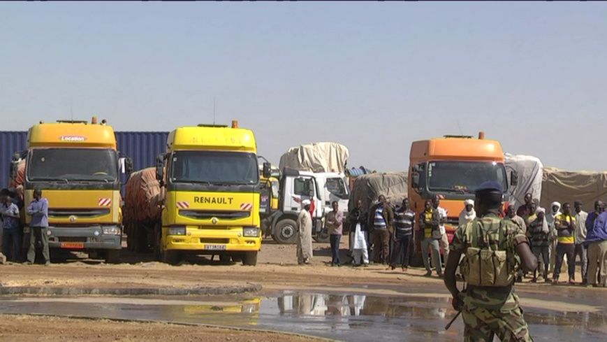 Des camions stationnés à un poste de contrôle camerounais transportant les marchandises destinés au Tchad. Illustration. © M.