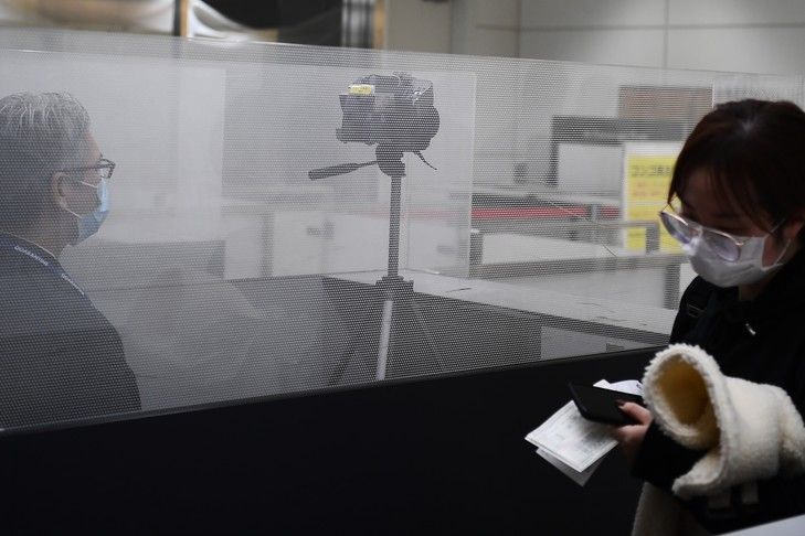 Une passagère d'un vol en provenance de Wuhan, en Chine, passe devant une caméra thermique à l'aéroport Narita de Tokyo, le 2