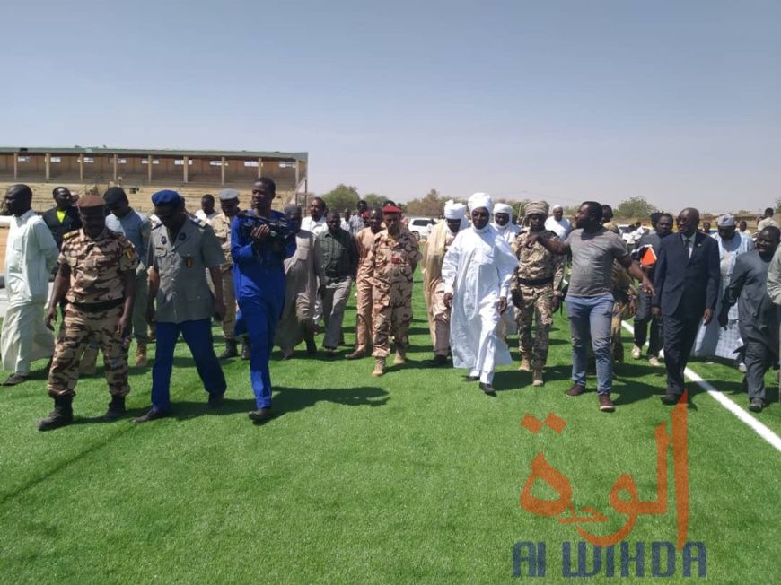 Le début de l'installation de la pelouse synthétique du stade d'Abeché, lundi 17 février 2020. © Hamid Mahamat Issa/Alwihda I