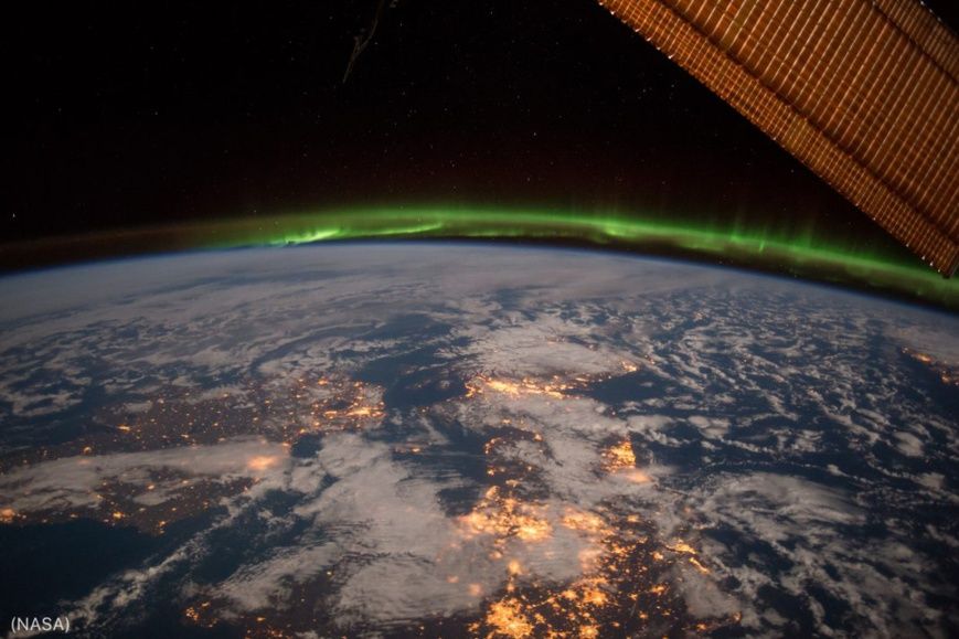 Cette photo prise au-dessus de l’Europe avec une aurore boréale en arrière-plan a été prise par l’astronaute de la NASA Terry
