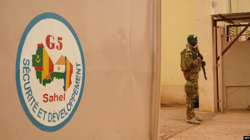 Un soldat de l'armée malienne monte la garde devant le poste de commandement de la Force régionale d’Afrique de l'Ouest G5-Sa