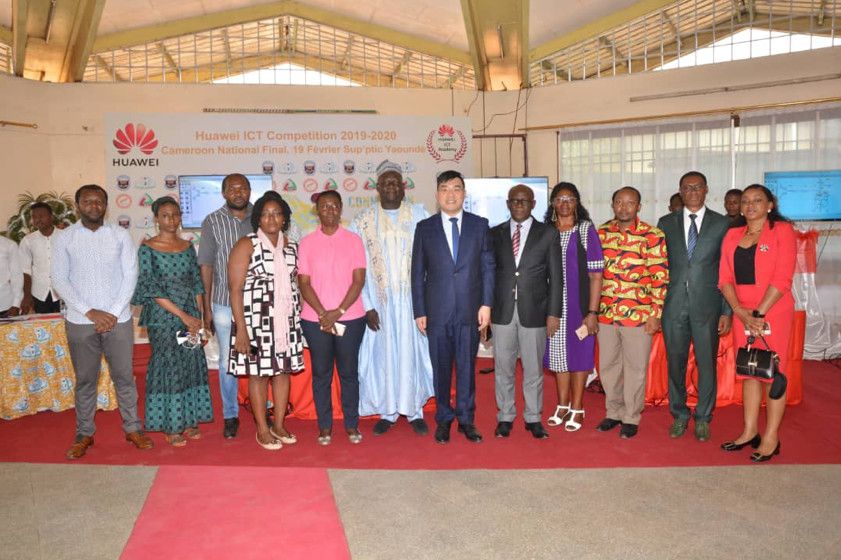 Benoit Wu, Directeur des relations publiques de Huawei Cameroun (au centre) et. M. Marcel Fouda Ndjodo, Représentant personne