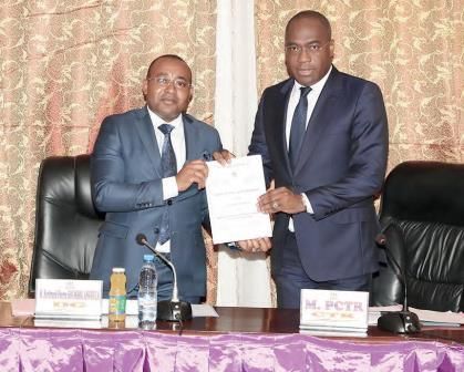 Le directeur général de l’ENAM, Bertrand Pierre Soumbou Angoula (à gauche) et Martial Valery Zang (à droite), le président de