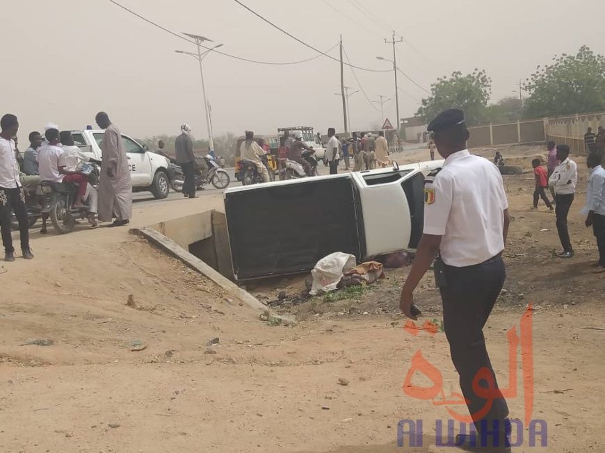 Tchad : un véhicule se renverse en pleine circulation à Abéché. © Hamid Mahamat Issa/Alwihda Info