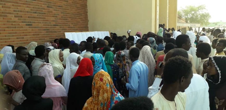 Illustration. Des candidats au baccalauréat consultent les listes de l'ONECS au Lycée Franco-Arabe d'Abéché, dimanche 30 juin