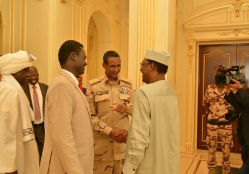 Le général Mahamat Hamdane Dagalo lors d'une rencontre avec le président Idriss Déby à N'Djamena, fin 2019. Illustration. © P