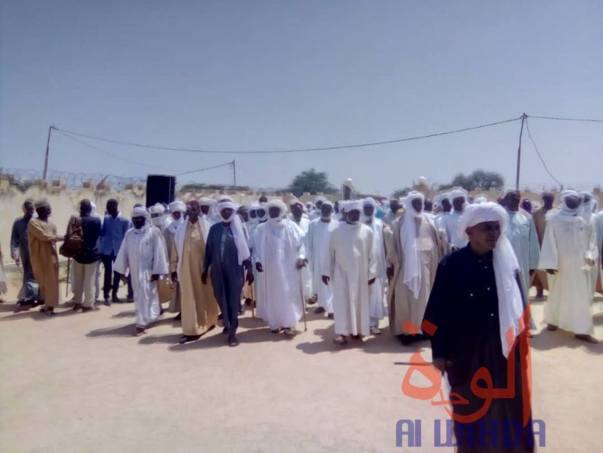 Les chefs de tribus arabes félicitent le nouveau sultan du Ouaddaï Chérif Abdelhadi Mahdi à Abéché, en 2019. Illustration. © 