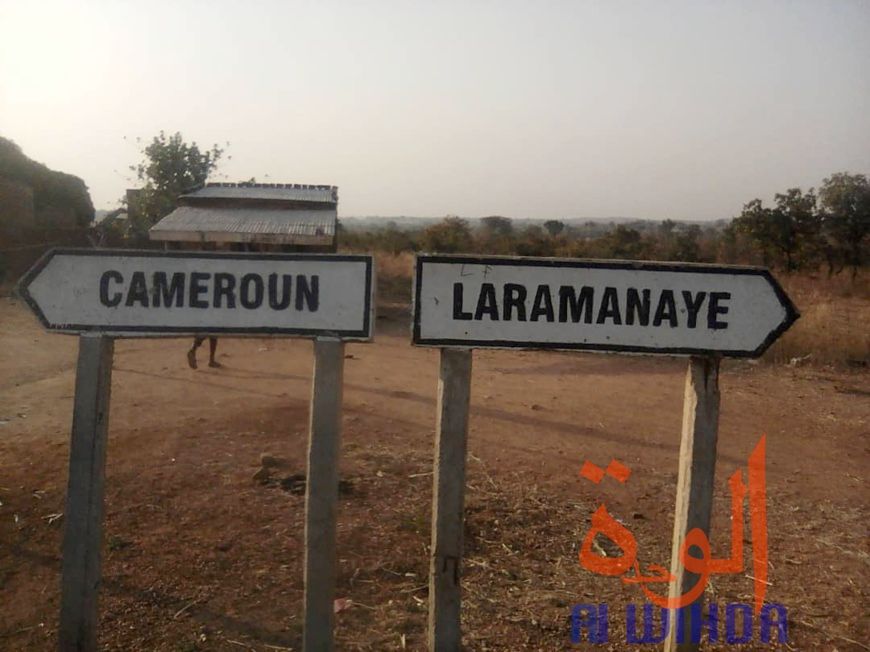 Au Sud du Tchad, des panneaux indiquent les directions du Cameroun et de Laramanaye. Crédits : Golmen Ali/Alwihda Info