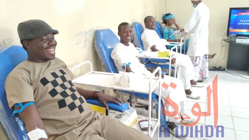 Des tchadiens donnent leur sang pour les militaires blessés au Lac. © Djibrine Haïdar/Alwihda Info