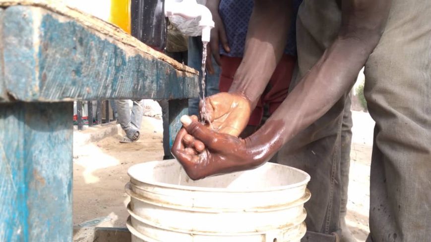 Un jeune se lave les mains avec de l'eau à N'Djamena. Illustration. © Djibrine Haïdar/Alwihda Info