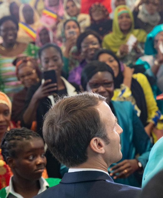 Le Président Emmanuel Macron rencontre le 23 décembre 2018 des femmes tchadiennes à la Maison de la Femme de N'djamena. © Dr/