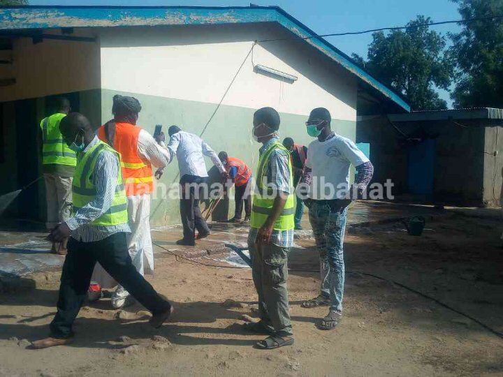 Tchad - Covid-19 : l'hôpital provincial d'Am-Timan nettoyé et désinfecté par une association de jeunes. © Mahamat Abdelbanat 