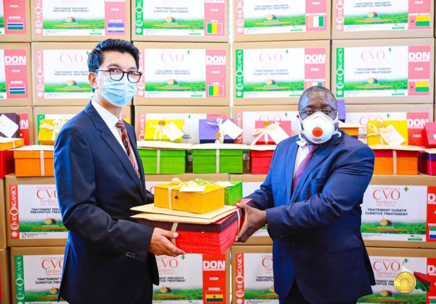 Le président malgache remet une commande du remède Covid-Organics. © DR/Twitter Andry Rajoelina