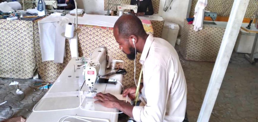 Un tailleur confectionne des masques de protection dans un atelier à N'Djamena, le 23 avril 2020. Illustration. © Djibrine Ha