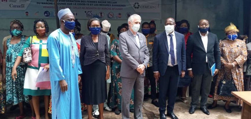Le Haut-Commissaire du Canada au Cameroun, Richard Bale (au centre), avec à ses côtés le Dr Pierre Flambeau Ngayap et Mme Mar