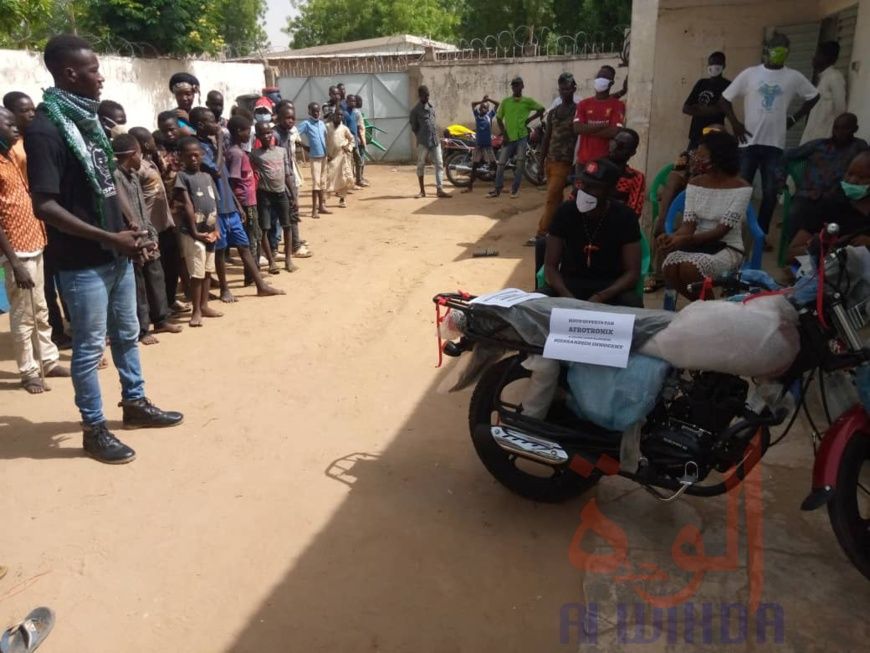 Tchad : une moto neuve offerte au jeune héros Djessadjim Innocent. © Kelvin Djetoyo/Alwihda Info