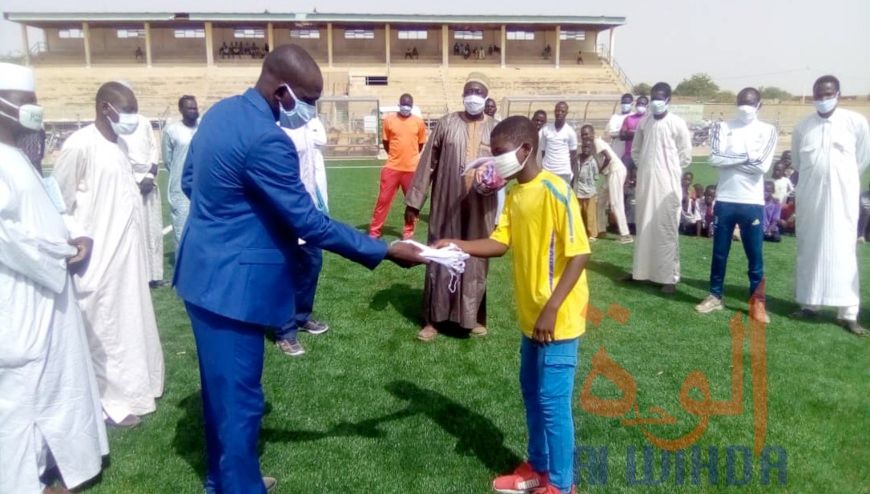 Tchad : des ballons et cache-nez offerts à 15 écoles de foot d'Abéché. © Abba Issa/Alwihda Info