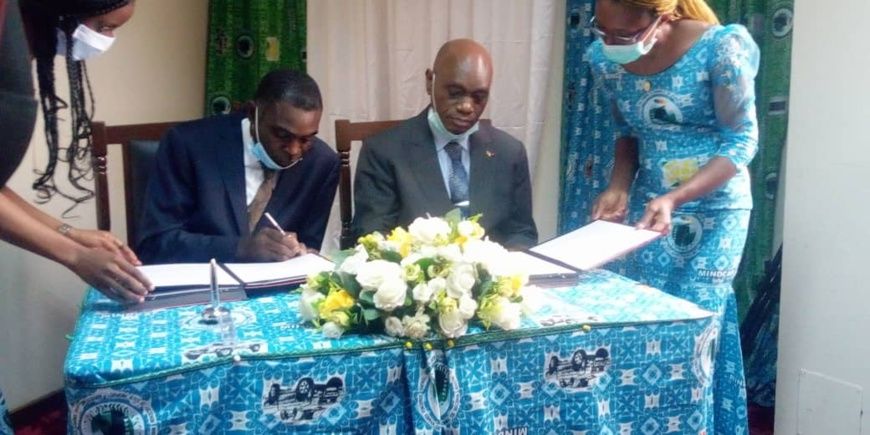 Signature des documents entre le ministre Henri Eyebe Ayissi (à droite) et le représentant légal du Cabinet Intelligence Patr