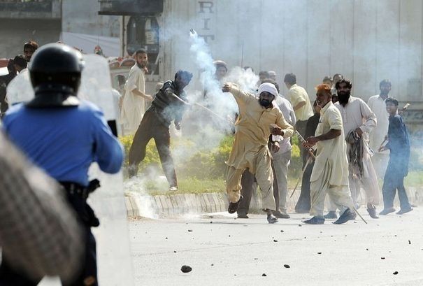 Des Pakistanais affrontent les forces de l'ordre lors d'une manifestation contre le film anti-islam, le 21 septembre 2012 à I