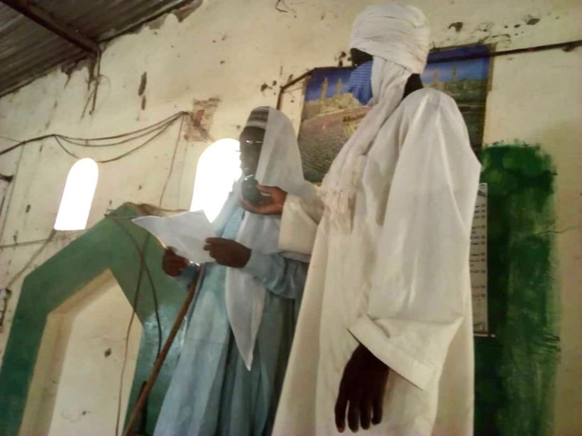 Tchad : à Massakory, les musulmans s'adaptent aux mesures barrières pour la prière du vendredi. © Mbainaissem Gédéon Mbeïbado