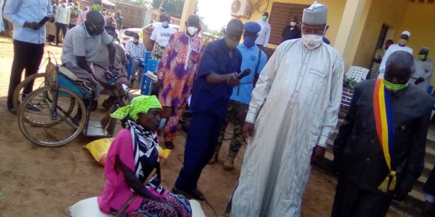 Tchad : A Pala des vivres aux démunis, la demande plus élevée que l’offre le Maréchal Itno va y remédier selon le gouverneur 