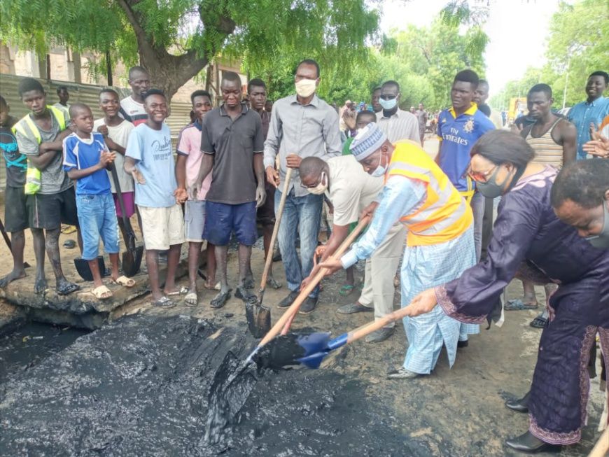 Tchad : des jeunes se mobilisent avec le maire pour curer des caniveaux à N'Djamena