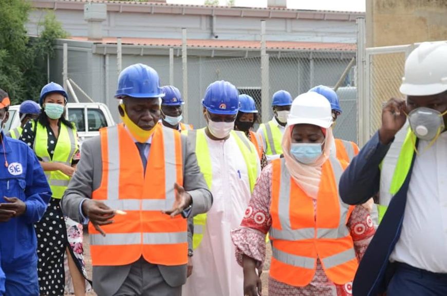 La ministre de l'Énergie, Ramatou Mahamat Houtouin, le 27 juillet 2020, lors d'une visite des installations de la Société nat