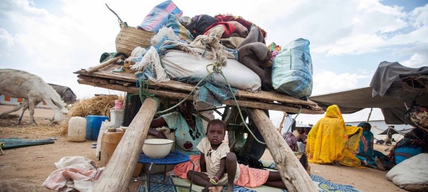 Sud du Darfour : abrités sous une charrette, cette femme et son enfant comptent parmi les milliers de personnes qui ont fui l
