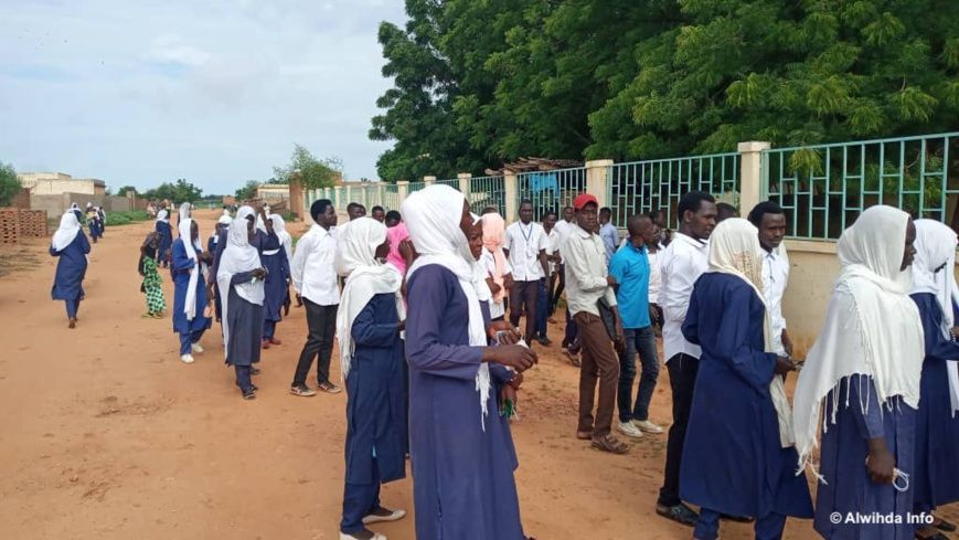 Des lycéens devant un centre d'examen du baccalauréat de Goz Beida, au Tchad, le 17 août 2020. © Mahamat Issa Gadaya/Alwihda 