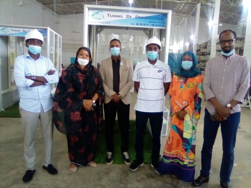 Tchad - Covid-19 : des entrepreneurs présentent leur cabine de détection et désinfection. © Mahamat Abdramane Ali Kitire/Alwi