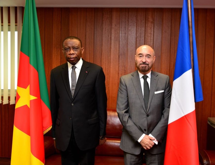 L’ambassadeur du Cameroun en France, André-Magnus Ekoumou (à gauche) et Pierre-Christian Soccoja, directeur-adjoint du protoc
