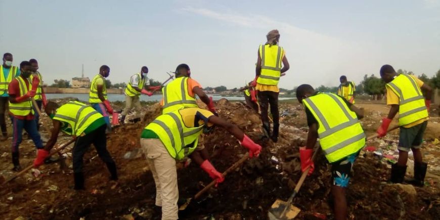 Tchad : face aux inondations, des jeunes se mobilisent pour une action de salubrité à Dembé. © Mahamat Abdramane Ali Kitire/A
