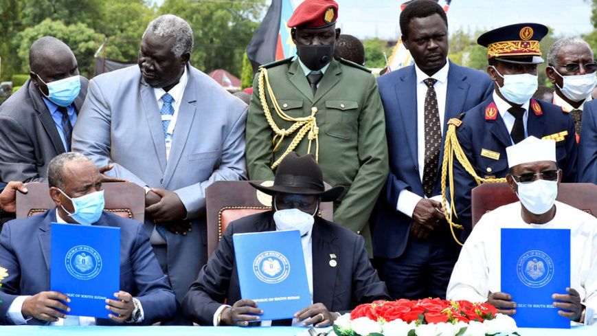 Signature de l'accord de paix inter-soudanais à Juba le 3 janvier 2020, en présence de plusieurs personnalités. © REUTERS - J