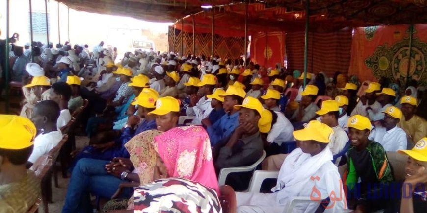 Tchad : des jeunes d'Abéché reçoivent des fonds pour appuyer la sensibilisation sur le recensement. © Mahamat Abdramane Ali K