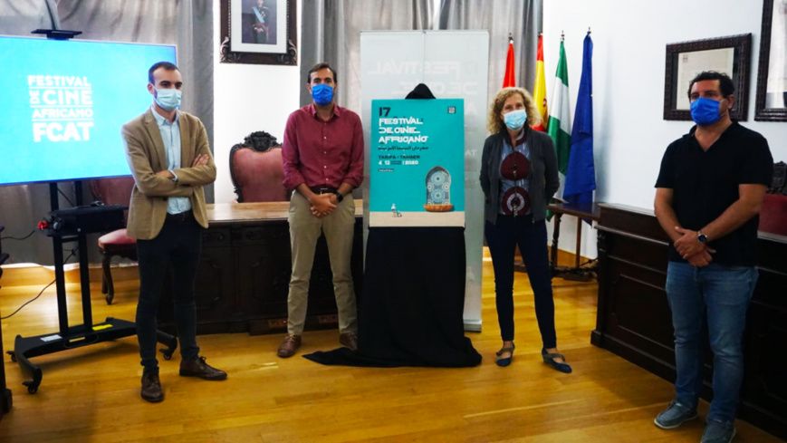 De gauche à droite : Le député de la Culture de la province de Cadix, Daniel Moreno, le maire de Tarifa, Francisco Ruiz, la d