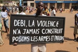 Des manifestants à Bangui demandent l'intervention d'Idriss Déby pour une résolution pacifique du conflit. Crédits photos : D