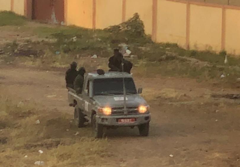 Un véhicule de l'unité anti-terroriste positionné en face du domicile de Saleh Kebzabo, lundi 2 novembre 2020. © Twitter/S.Ke