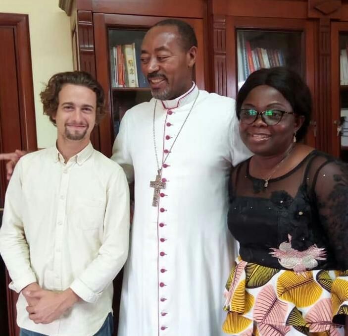 L’équipe chargée de sélectionner les jeunes, autour de Mgr Léopold Bayemi : le Dr Eva’ah Assam Roulie Niquaise (à droite) et 