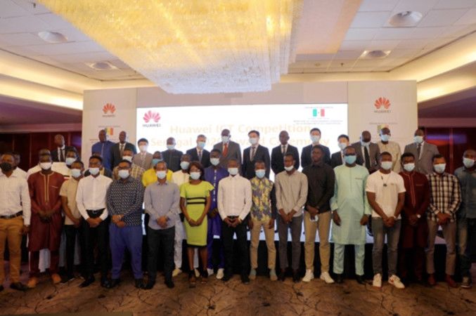 Remise des prix aux grands vainqueurs de Huawei ICT Compétition Sénégal.
