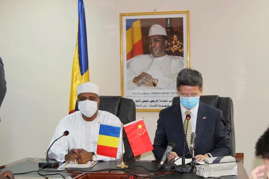 Le ministre de la santé Dr. Adboulaye Sabre (gauche) et l'ambassadeur de Chine au Tchad, Li Jinjin. © Min.Santé