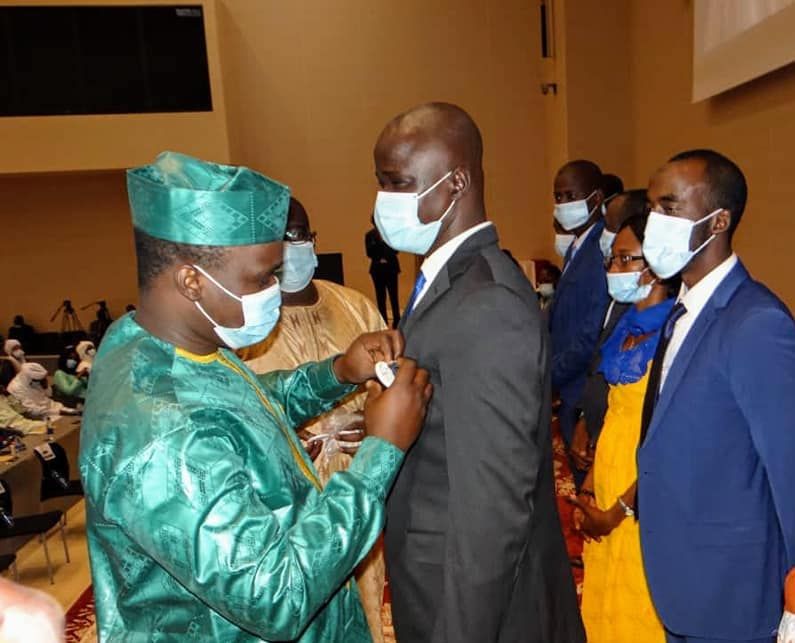 Le ministre de la Jeunesse et des Sports Routouang Mohamed remet une distinction au président du CNJT, Abakar Dangaya, le 28 