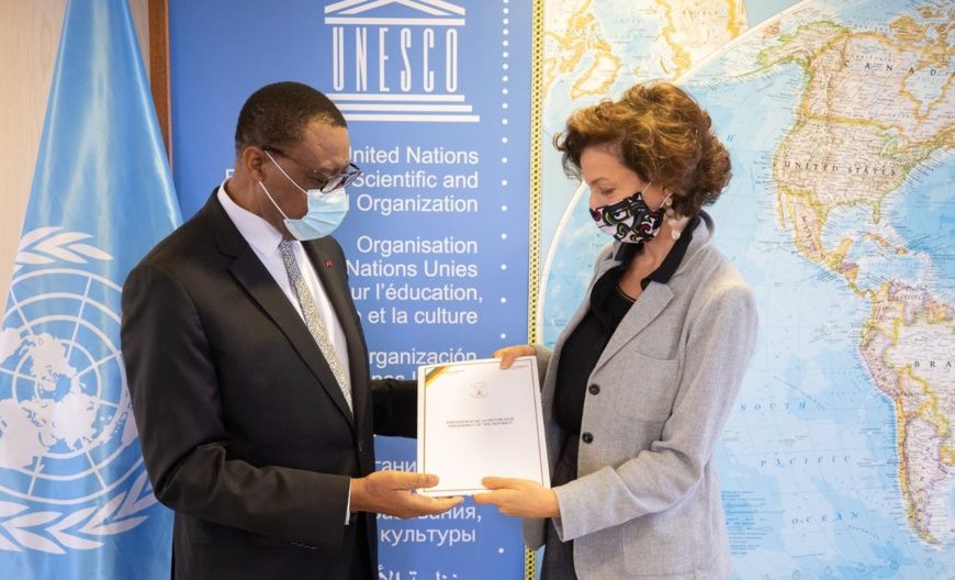 L’ambassadeur du Cameroun en France, André-Magnus Ekoumou (à gauche) et Mme Audrey Azoulay, directrice générale de l’Unesco (