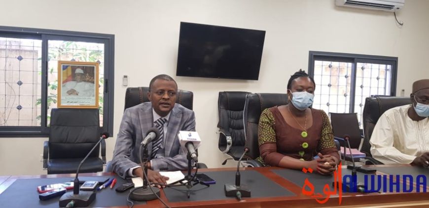 Le ministre des Finances et du Budget, Tahir Hamid Nguilin, et la secrétaire d'État aux Finances et au Budget, Alixe Naïmbaye