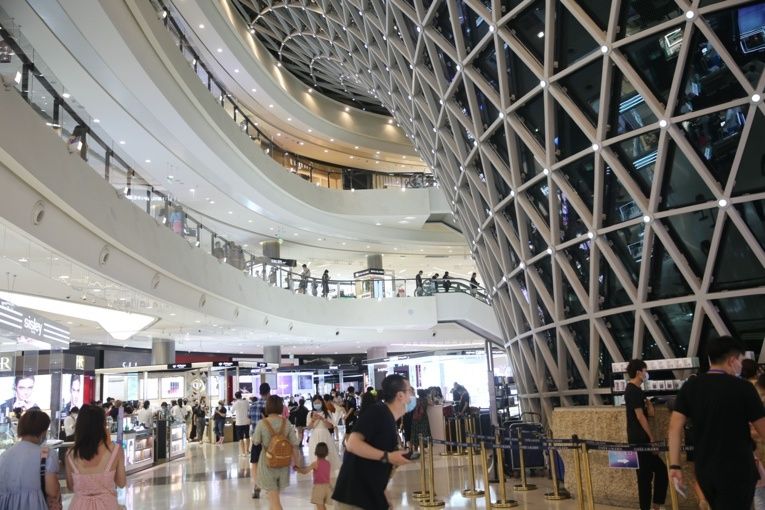 Tourists shop at a duty-free shopping mall in Sanya City, south China's Hainan Province, July 29, 2020. Photo by Zhang Jingan