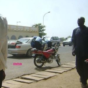 Des policiers procèdent à une intervention musclée. 2012. ALWIHDA