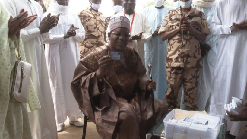 Tchad : le gouverneur du Ouaddaï retire sa carte d'électeur