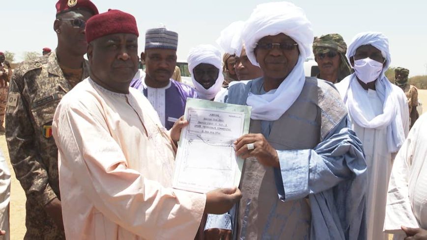 Tchad : remise des plans cadastraux pour la construction de deux lycées à Abéché